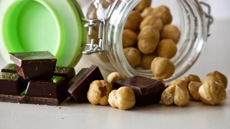 Lindt Les Grandes Ciemna Czekolada Z Laskowymi Orzechami 150G