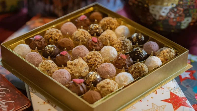 Lindt Lindor Bombonierka Assorted Silver 337g srebna