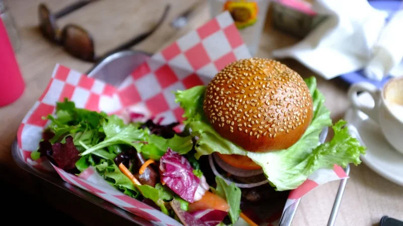 Sowell Vege Burger Azjatycki Smak Z Orkiszem Komosą I Czerwoną Soczewicą 140g